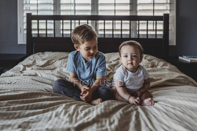 Zwei süße Bruder und Schwester — Stockfoto