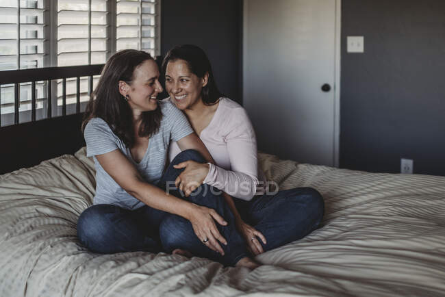 Lesbianas pareja juntos en interior concepto - foto de stock