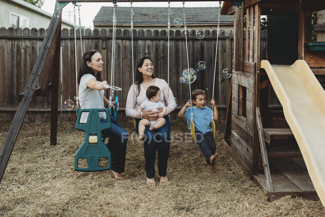 Dos mujeres felices con niños - foto de stock