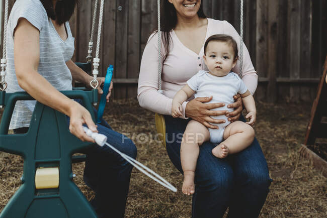 Two young women with child, a lesbian homosexual couple — Stock Photo
