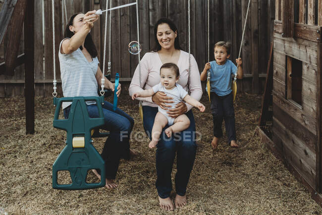 Две счастливые женщины с детьми — стоковое фото
