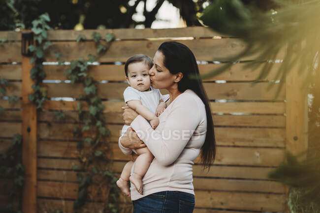 Giovane ragazzo con mamma felice all'aperto — Foto stock