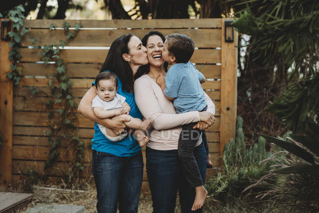 Duas mulheres felizes com crianças — Fotografia de Stock