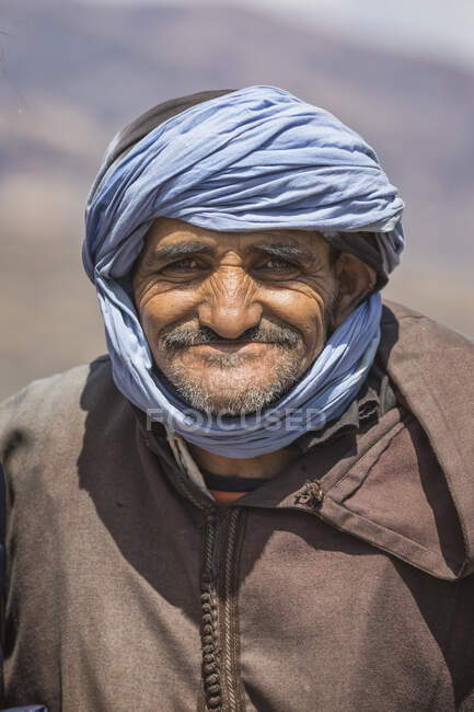 Sonrisa bereber para la cámara - foto de stock