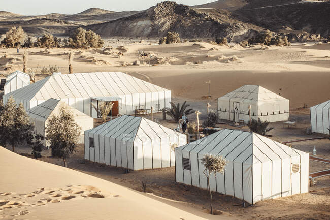 Schöne Aufnahme von Wüste inmitten von Dünen — Stockfoto