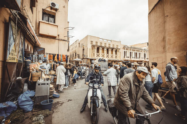 Venise, italie-circa septembre, 2017 : touristes visitant la rue dans la vieille ville de Jersey — Photo de stock