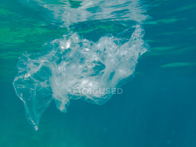 Saco de plástico transparente poluindo nosso oceano — Fotografia de Stock