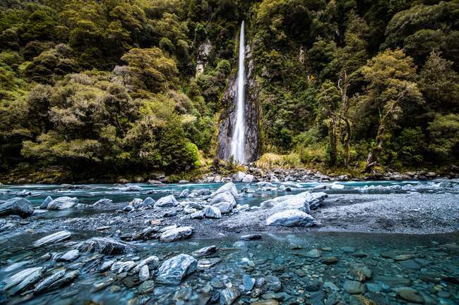 Schöner Wasserfall in den Bergen vor Naturkulisse — Stockfoto