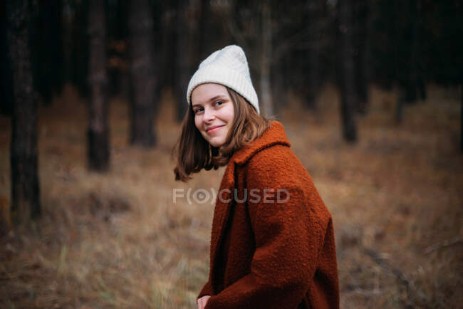 Close-up portrait of pretty young lady standing in park — Stock Photo