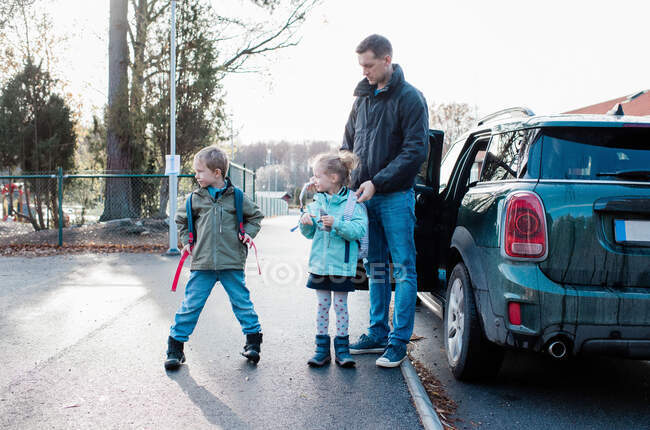 Pai deixando seus filhos na escola pela manhã — Fotografia de Stock