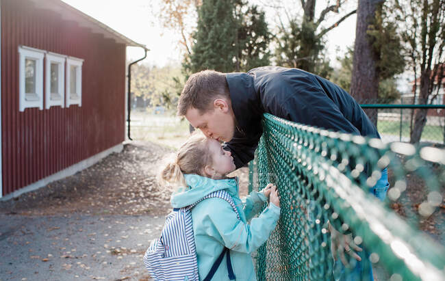 Father kissing his daughter goodbye at the school gate — Stock Photo