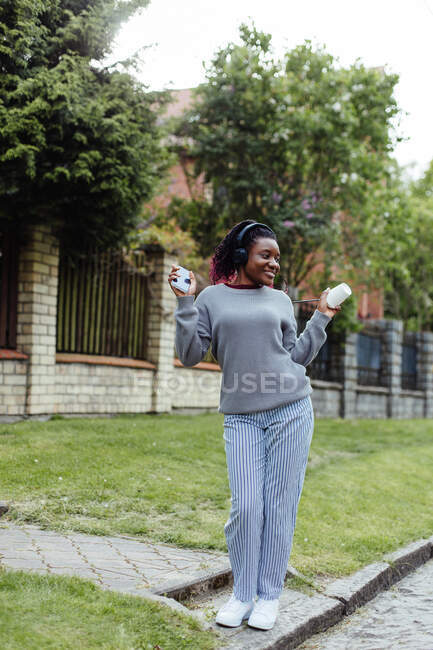 Afroamerikanerin tanzt und hört Musik auf der Straße — Stockfoto