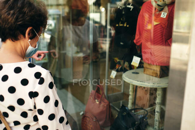 Пожилые женщины смотрят в окно в торговый день — стоковое фото