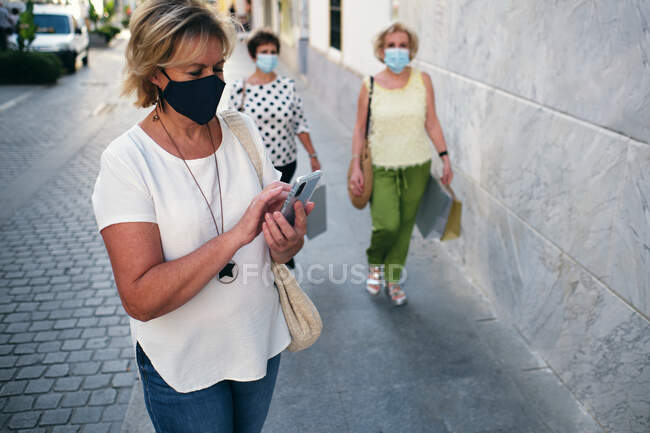 Mujer enviando mensajes por teléfono celular - foto de stock