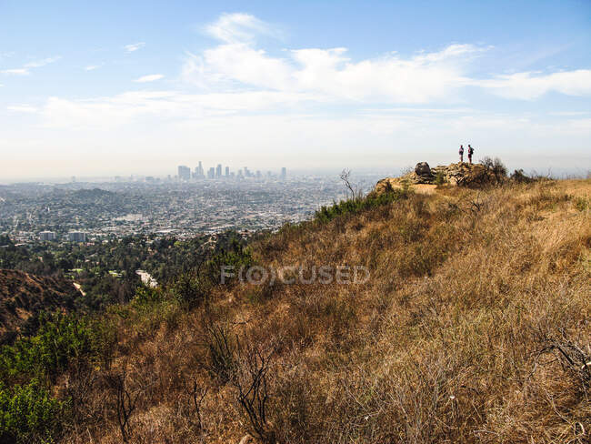 Wanderer stehen auf einer Sitzstange in den Hollywood Hills — Stockfoto