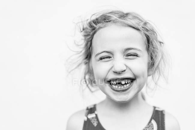 Ritratto di una bambina a cui manca il dente anteriore. — Foto stock