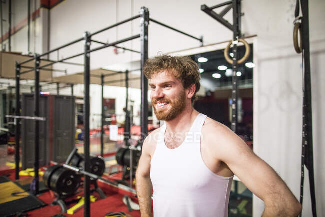 Porträt eines Mannes im Fitnessstudio — Stockfoto