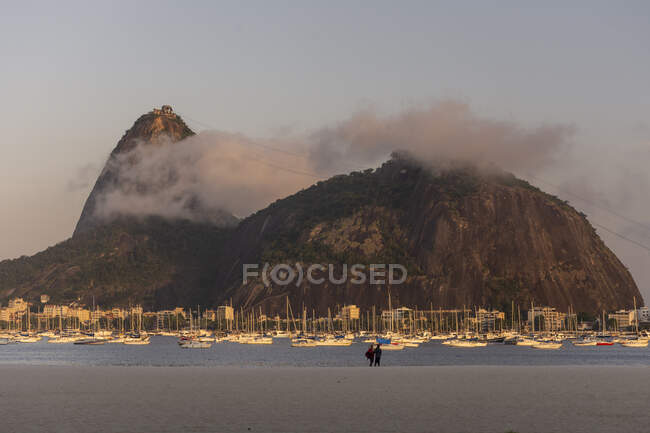 Hermosa vista a Sugar Loaf Mountain con nubes al atardecer, Río de Janeiro, Brasil - foto de stock