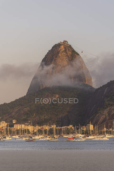 Bela vista para a Montanha do Pão de Açúcar com nuvens de pôr do sol, Rio de Janeiro, Brasil — Fotografia de Stock