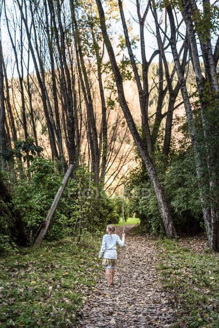 Tween girl hiking in New Zealand forest — Stock Photo
