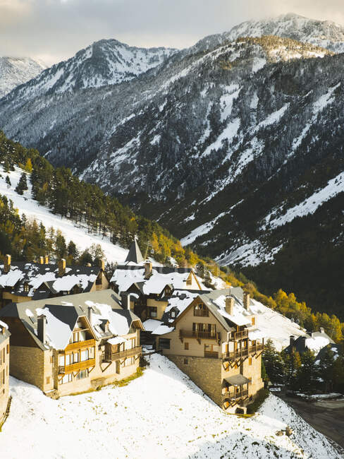 Malerischer Blick auf schöne Kapellengebäude auf wunderschöner Landschaft — Stockfoto