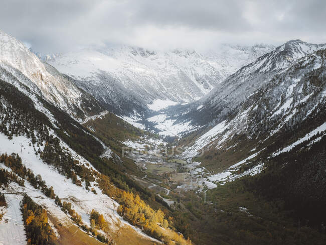 Bella vista sulle montagne sullo sfondo della natura — Foto stock