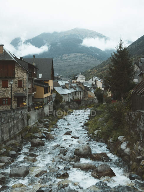 Beau paysage avec montagne et rivière — Photo de stock