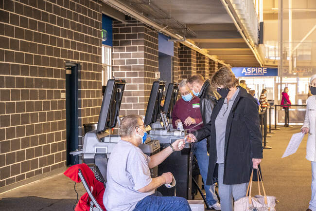 Eleitores submetem suas cédulas para as máquinas de contagem. — Fotografia de Stock