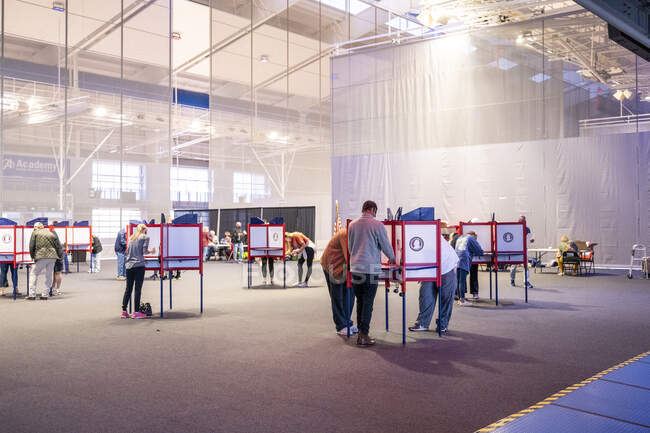 Избиратели заполняют бюллетени. — стоковое фото