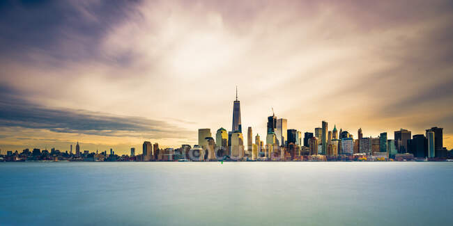 Манхеттенський горизонт з хмарочосами і міським пейзажем — стокове фото