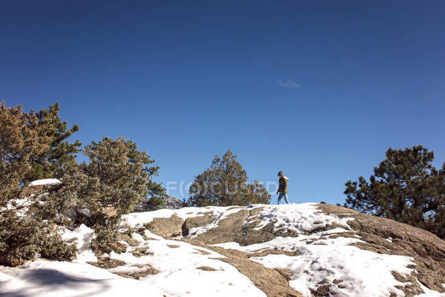 Junges Mädchen erkundet an einem sonnigen Tag die Rocky Mountains — Stockfoto