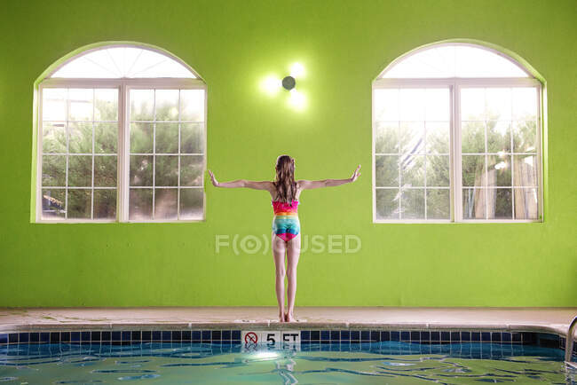 Mujer joven en la piscina - foto de stock