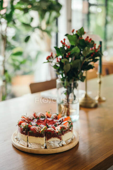 Deliziosa torta al cioccolato con fragole sullo sfondo — Foto stock