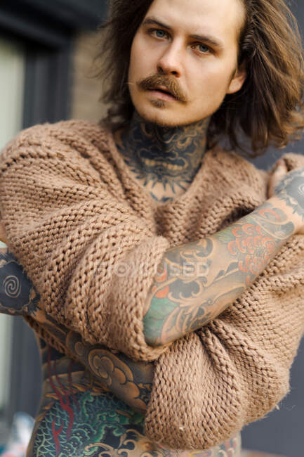 Beau tatoué homme sexy avec les cheveux longs et la moustache à l'extérieur — Photo de stock
