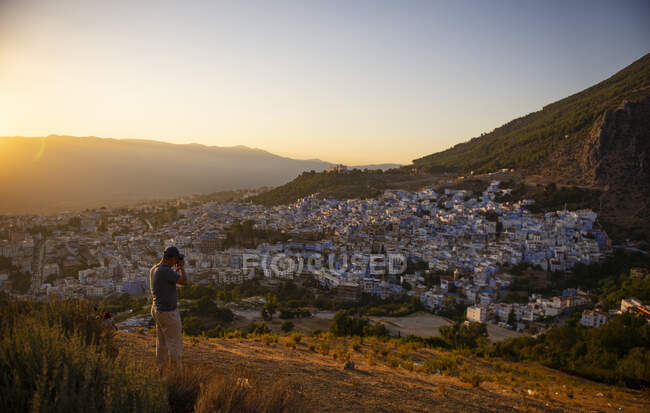 Man photographing the town of Chefchaouen — Stock Photo