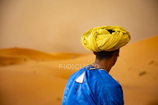 Berber man in the desert — Stock Photo