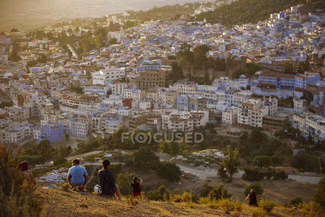 Pessoas fotografando a cidade de Chaouen — Fotografia de Stock