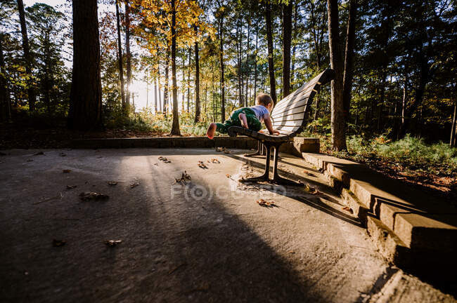 Симпатичное лазание на скамейке в парке — стоковое фото