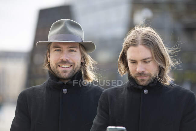 Jumeaux un avec chapeau à l'extérieur — Photo de stock