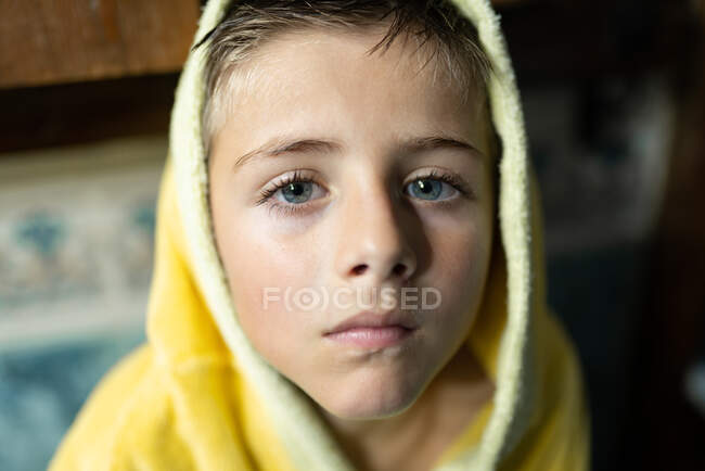 Petit garçon aux yeux bleus souriant devant la salle de bain — Photo de stock