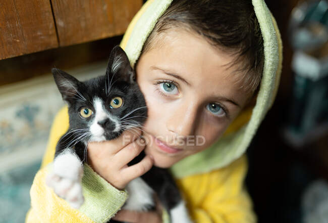 Petit garçon aux yeux bleus souriant devant la salle de bain — Photo de stock