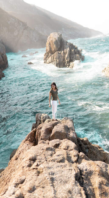 Retrato menina perto do oceano — Fotografia de Stock