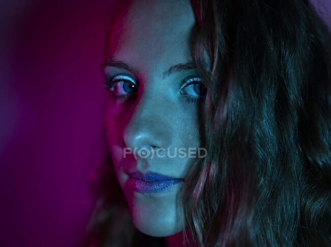 Portrait fille avec néon lumières — Photo de stock