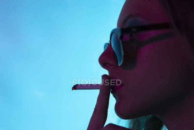 Menina retrato com luzes de néon fumar — Fotografia de Stock