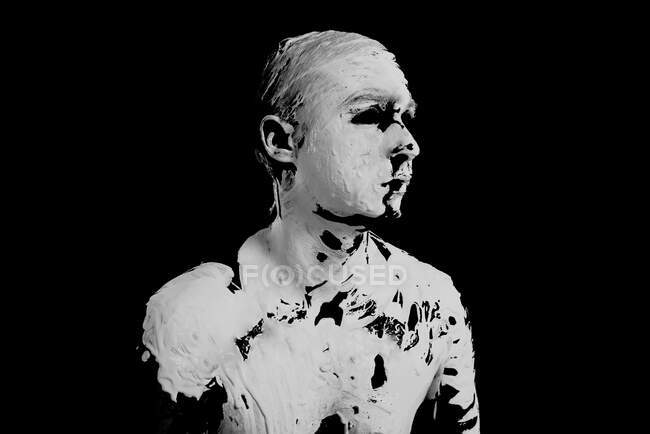 Homem coberto por tinta branca — Fotografia de Stock