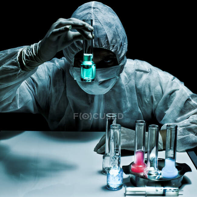 Químico analisando elementos químicos — Fotografia de Stock