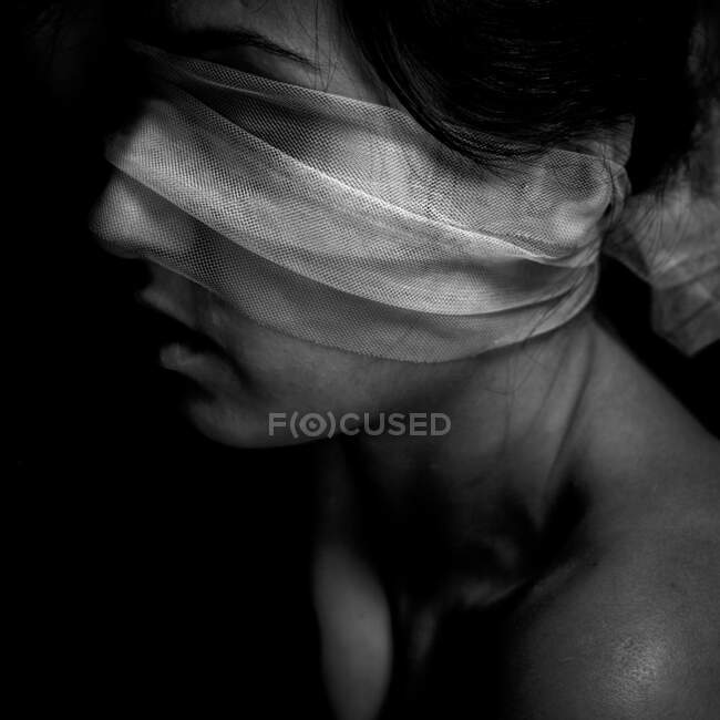Portrait d'une jeune femme aux yeux couverts — Photo de stock