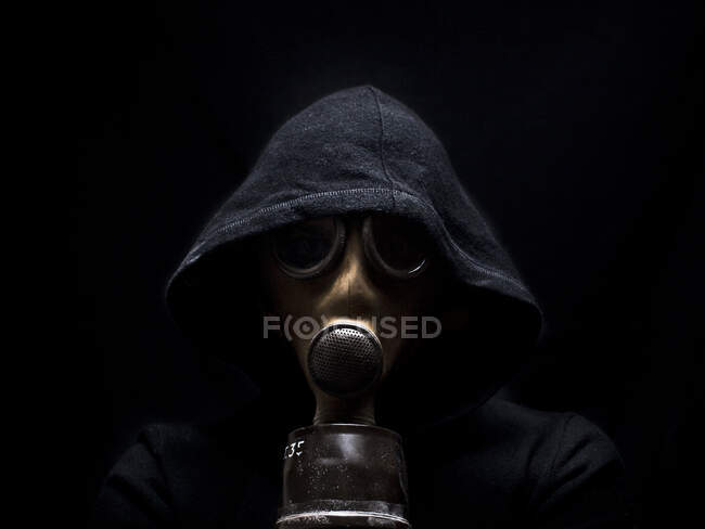 Hombre usando una máscara de gas - foto de stock