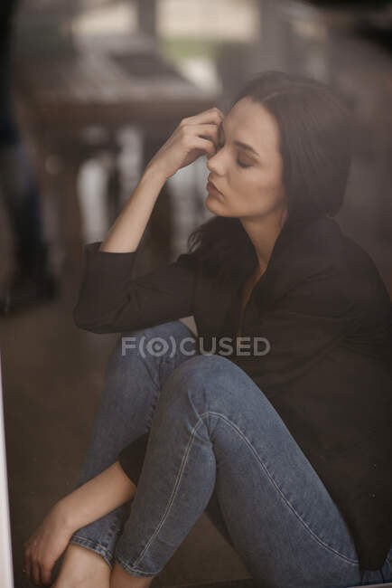 Mulher bonita em jaqueta elegante mantendo os olhos fechados em casa. — Fotografia de Stock