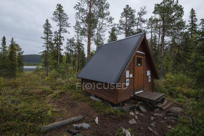Small shelter along Kungsleden trail to wait for boat ferry to Kvikkjokk, Lapland, Sweden — Stock Photo